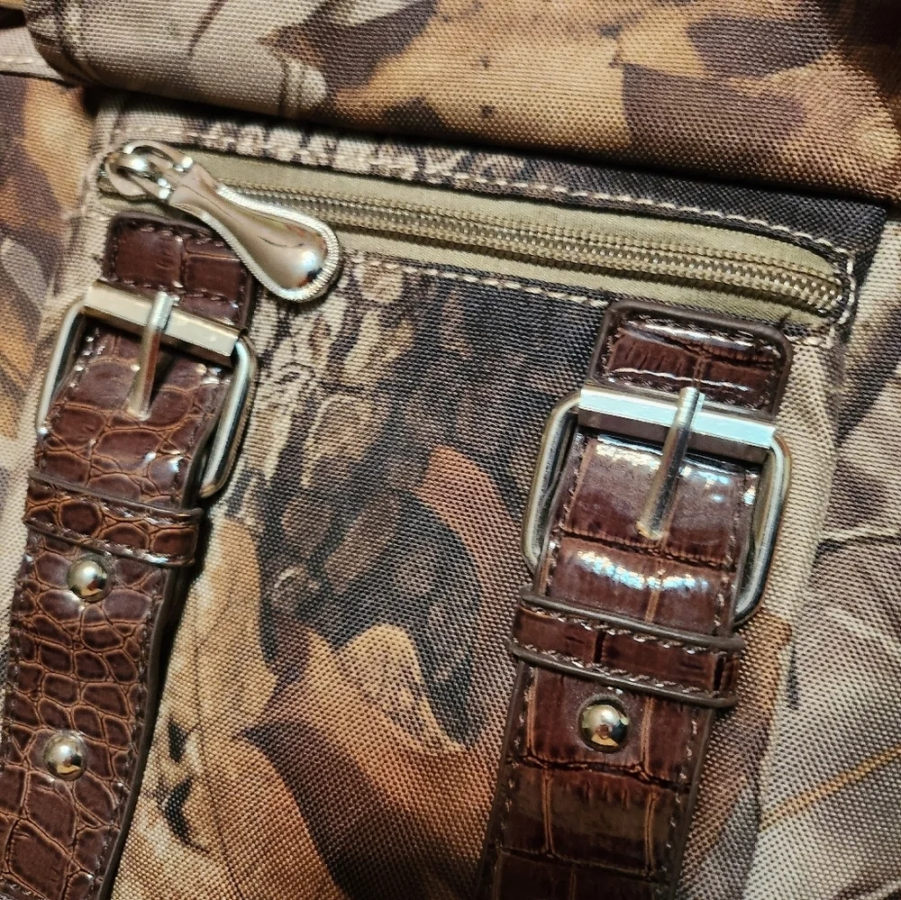 REALTREE CAMOFLAUGE Crossbody With Faux CROC Strap - Picture 5 of 9